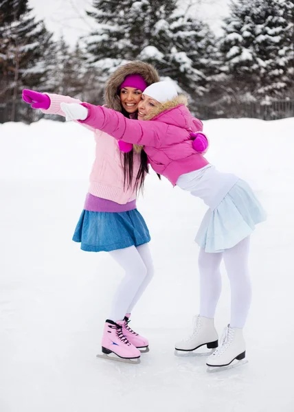 Två flickor skridskoåkning — Stockfoto