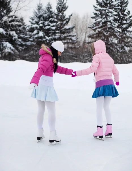 Две девушки катаются на коньках — стоковое фото
