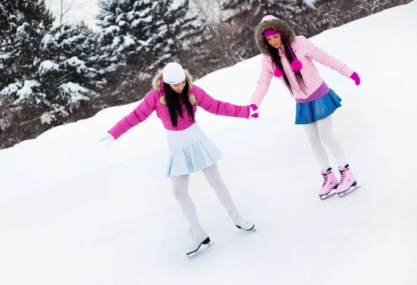 Дві дівчини катаються на ковзанах — стокове фото