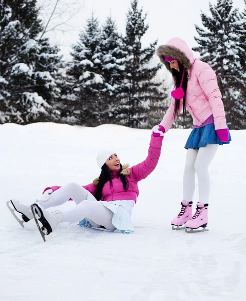 Twee meisjes schaatsen — Stockfoto