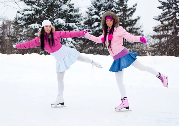 Δύο κορίτσια πατινάζ στον πάγο — Φωτογραφία Αρχείου