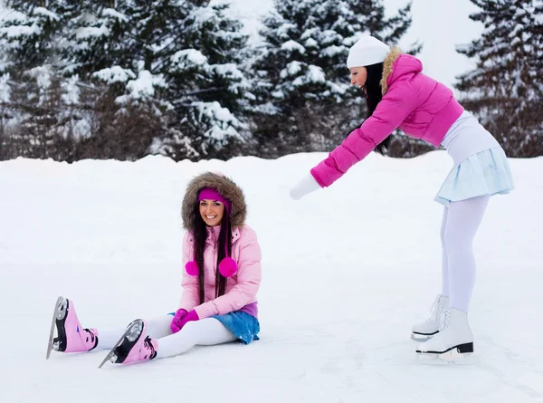 Zwei Mädchen Schlittschuhlaufen — Stockfoto