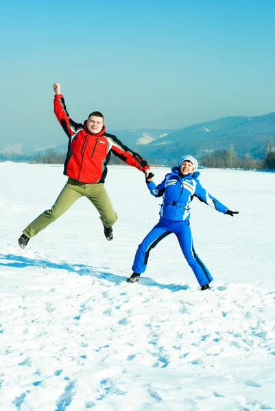 Joyeux couple sautant — Photo