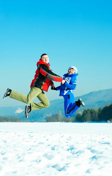 Glückliches springendes Paar — Stockfoto