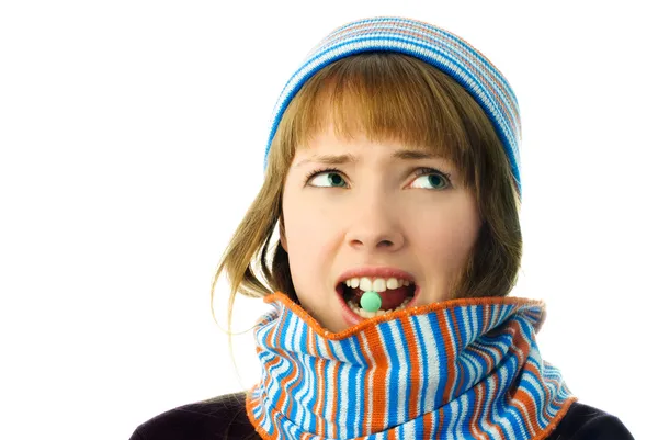 Meisje met een tablet in haar mond — Stockfoto