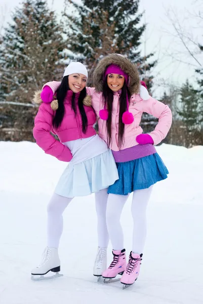 Zwei Mädchen Schlittschuhlaufen Stockbild