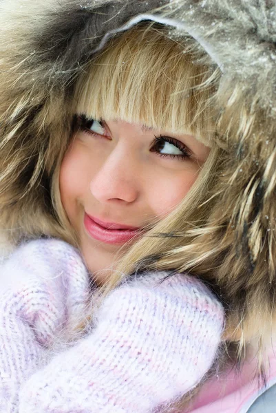 Kış parkında güzel bir kız — Stok fotoğraf
