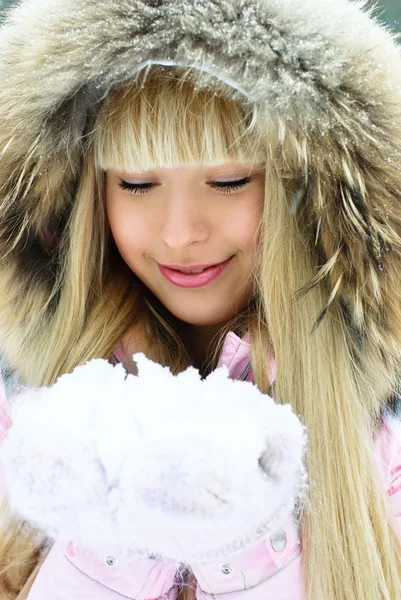 Κορίτσι στο χειμερινό πάρκο — Φωτογραφία Αρχείου