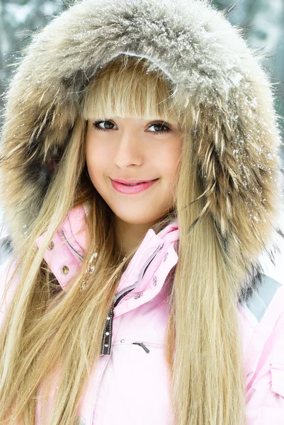 Meisje in winterpark — Stockfoto