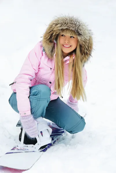 Donna che indossa uno snowboard — Foto Stock