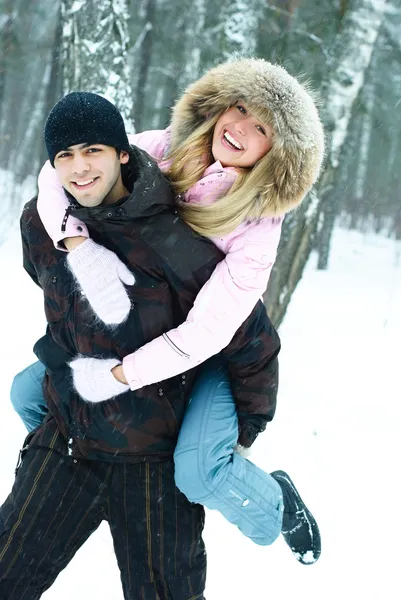 Νεαρό ζευγάρι στο χειμερινό πάρκο — Φωτογραφία Αρχείου