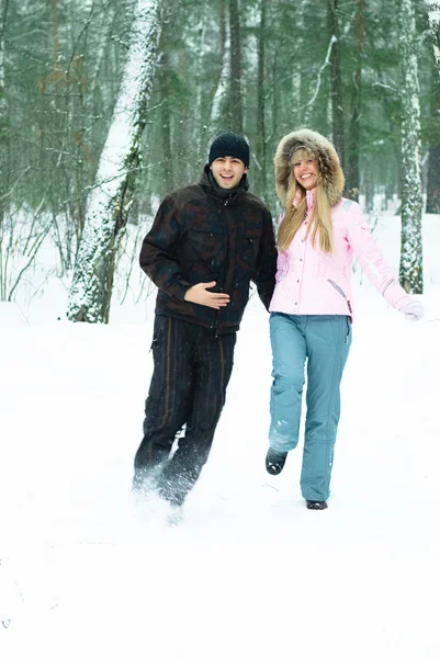 Счастливая пара в зимнем парке — стоковое фото