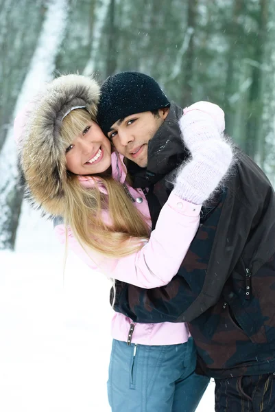 Couple in winter park — Stock Photo, Image