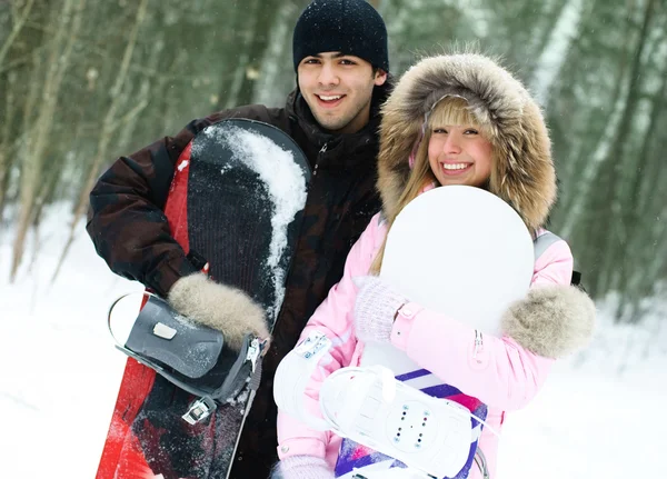 Gelukkige paar met snowboards — Stockfoto