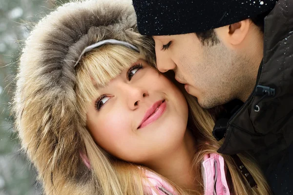 Young couple in winter park — Stock Photo, Image