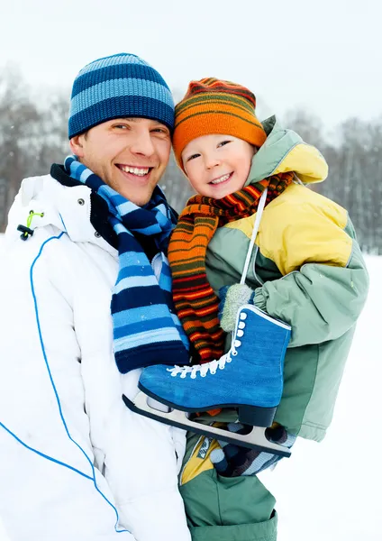 父亲和儿子去溜冰 — 图库照片