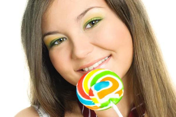 Красивая девушка ест конфеты — стоковое фото