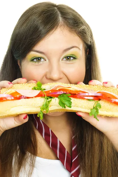 Hezká dívka jíst hamburger — Stock fotografie