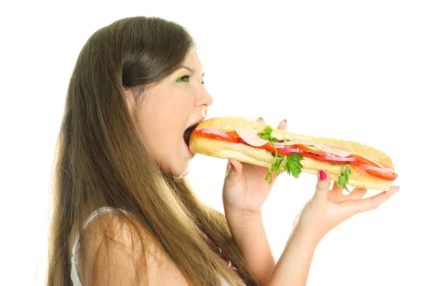 Menina bonita comendo um hambúrguer grande — Fotografia de Stock