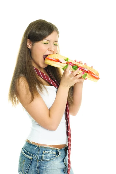 Güzel bir kız bir hamburger yemek — Stok fotoğraf