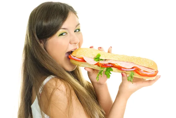 Hezká dívka jíst hot dog — Stock fotografie