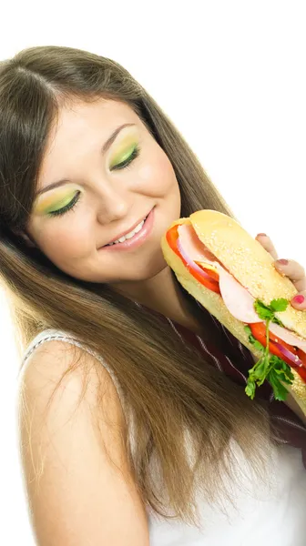Красивая девушка ест сэндвич — стоковое фото