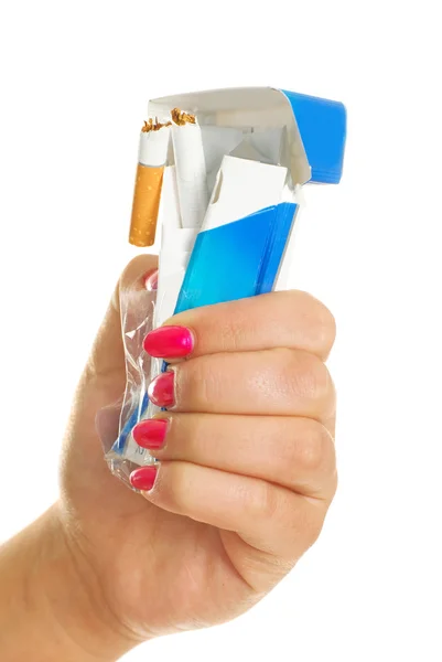 Vrouw rumpling een pakje sigaretten — Stockfoto