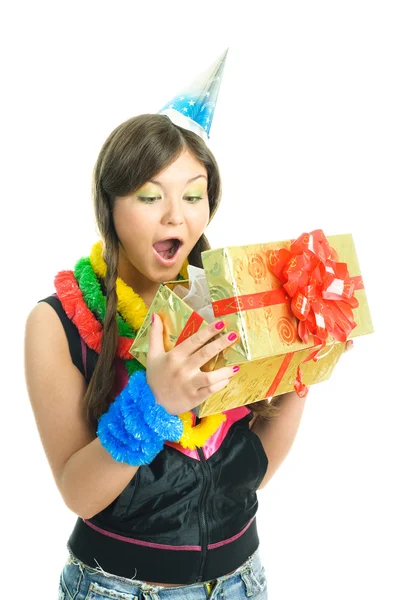 Dziewczyna otwierająca prezent — Zdjęcie stockowe