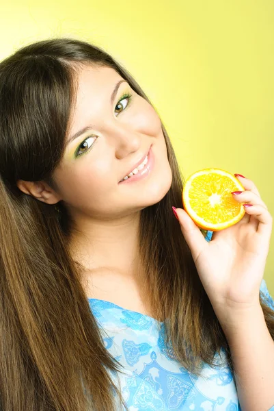 Menina com uma laranja — Fotografia de Stock