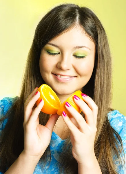 Chica con una naranja —  Fotos de Stock