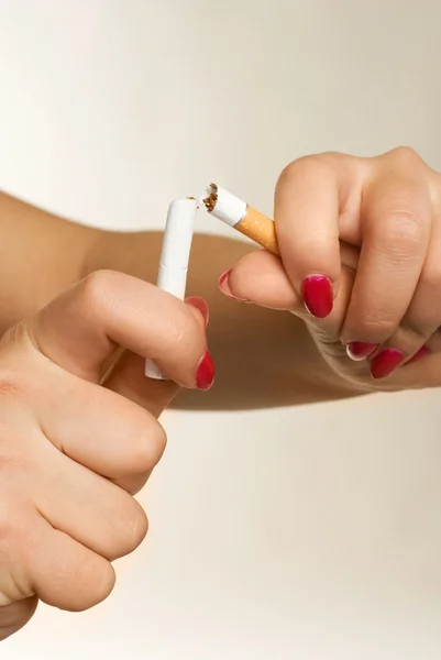Γυναίκα, σπάζοντας ένα τσιγάρο — Φωτογραφία Αρχείου