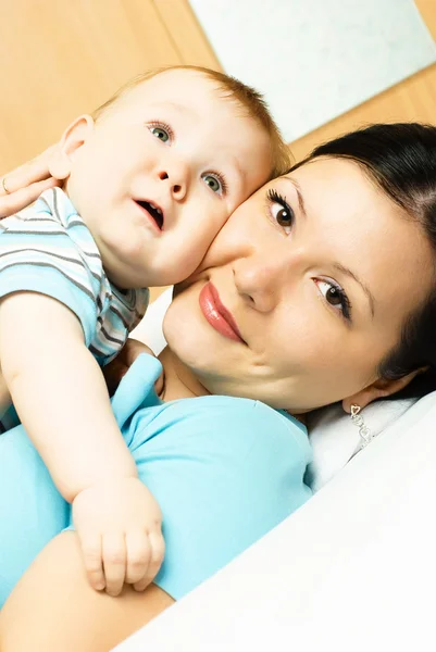 침대에 누워 있는 엄마와 아기 — 스톡 사진