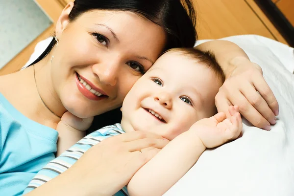 침대에 누워 있는 엄마와 아기 — 스톡 사진