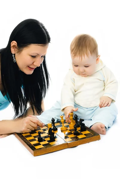 母亲和孩子下棋 — 图库照片
