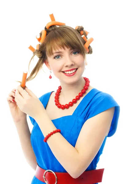 Mujer poniéndose rulos de pelo — Foto de Stock
