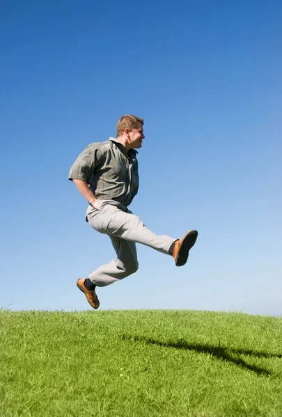Happy jumping homme en plein air — Photo