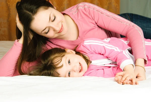 침대에 누워 있는 어머니와 딸 — 스톡 사진