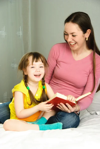 Mère et fille lisant un livre — Photo