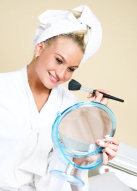 Kızın toz uygulamak