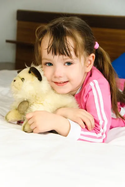 Malá holka s hračkou — Stock fotografie