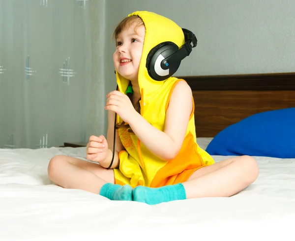 Little girl listening to the music — Stock Photo, Image