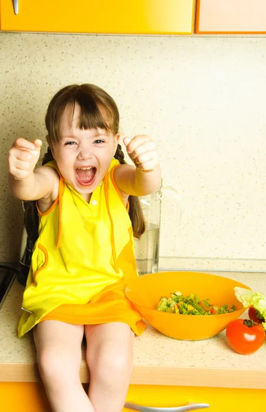 Menina fazendo salada — Fotografia de Stock