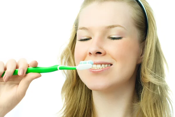 Frau putzt sich die Zähne — Stockfoto
