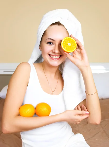 オレンジを食べる女性 — ストック写真
