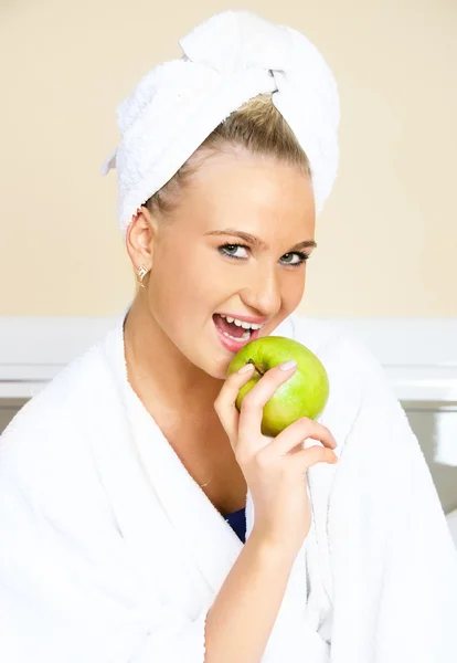 Жінка їсть яблуко — стокове фото