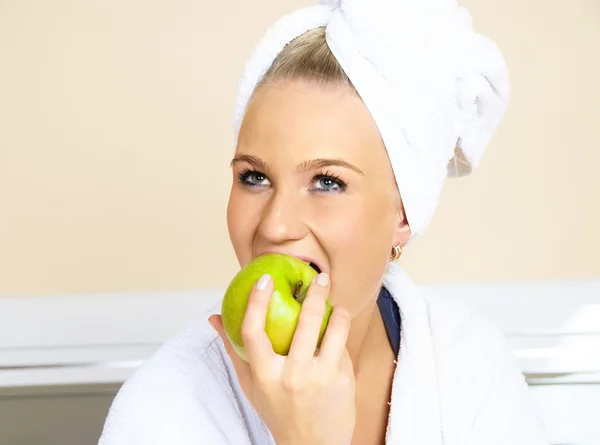 Mujer comiendo una manzana verde — Foto de Stock