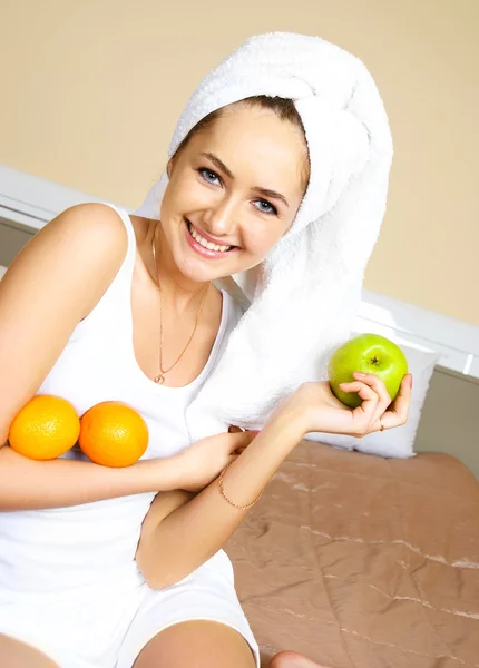 Chica en casa con fruta — Foto de Stock