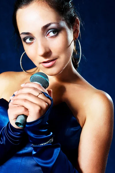 Güzel şarkıcı — Stok fotoğraf