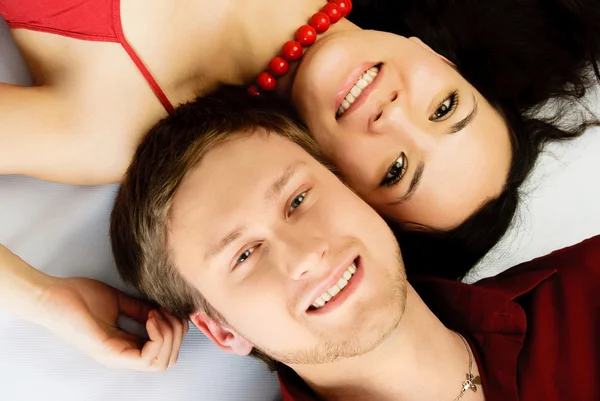 Lyckliga par på golvet — Stockfoto