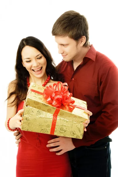 Homem dando um presente para sua esposa — Fotografia de Stock